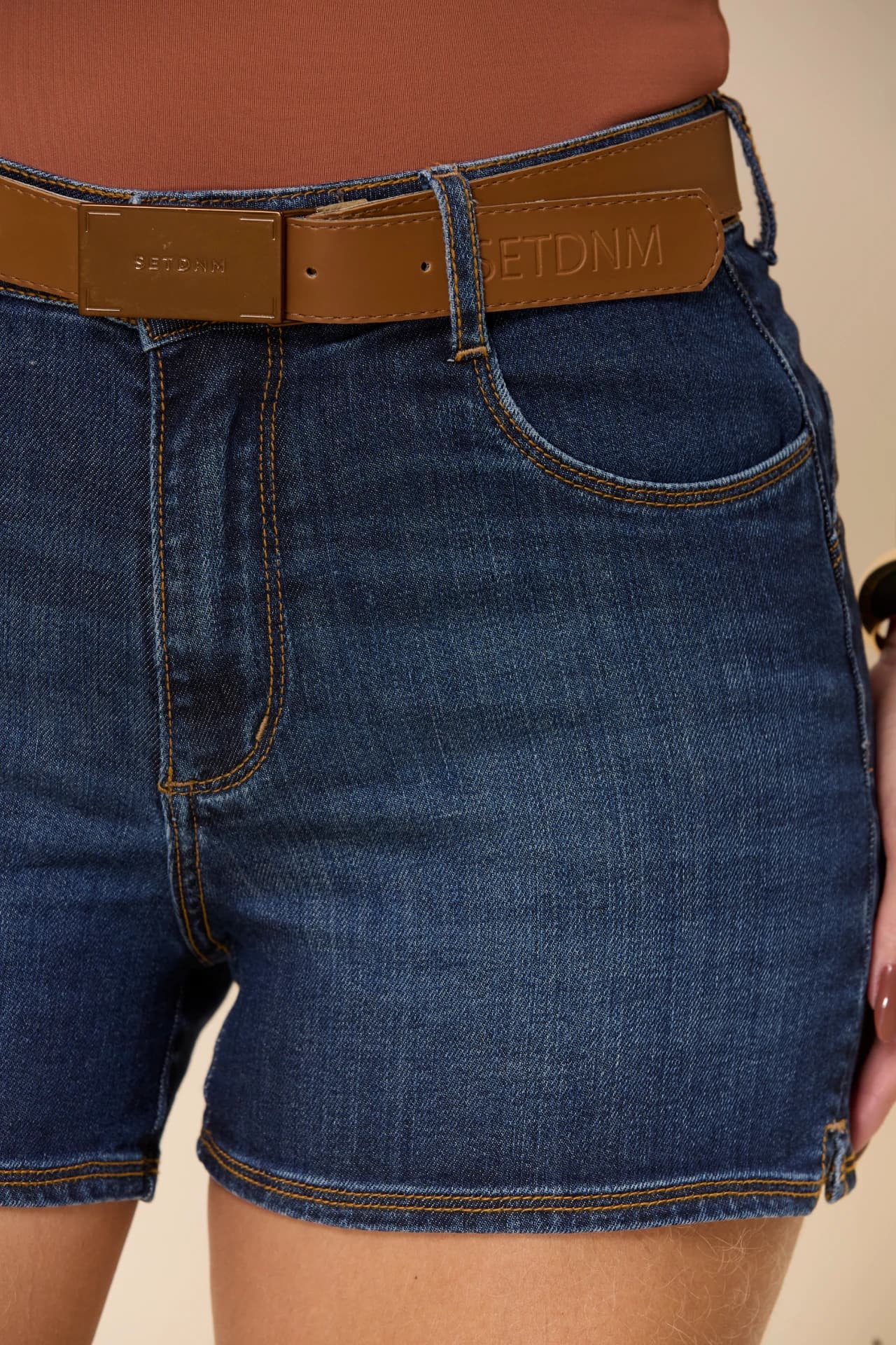 SHORT CURTO COM CINTO LOGO BORD 1