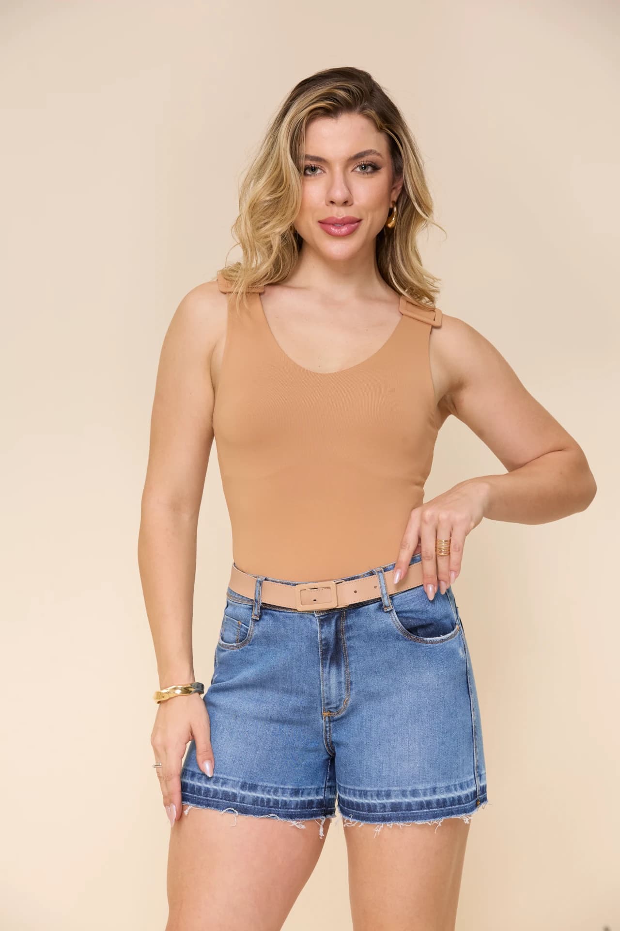 SHORT CURTO COM CINTO BARRA DES 3