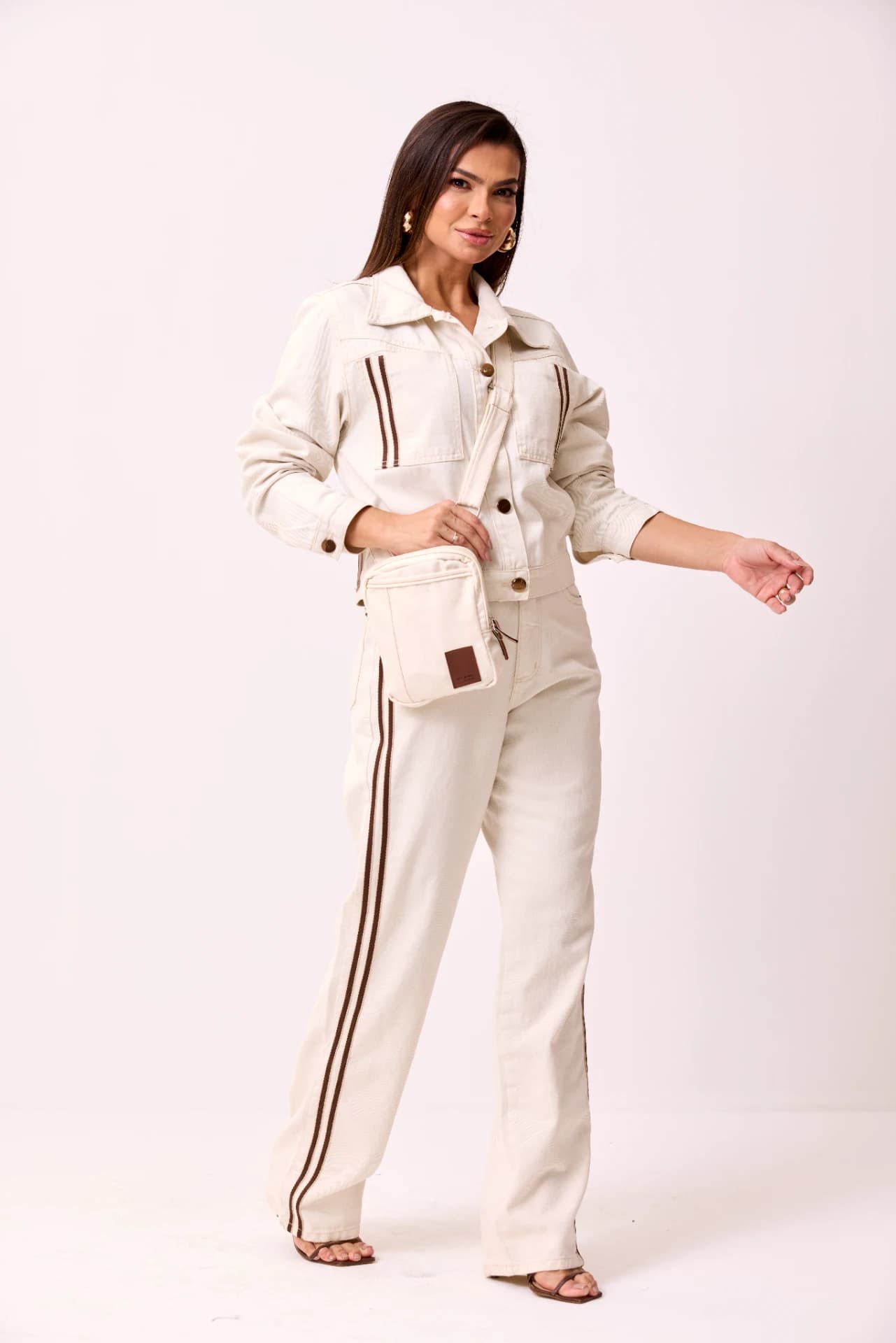 JAQUETA COM BOLSO QUADRADO E CADARÇO LATERAL 1