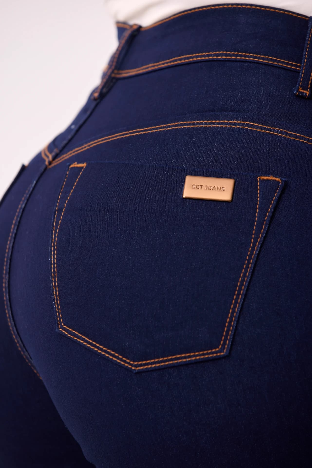 CALÇA MODELADORA 2 EM 1 FLARE COM ABERTURA NA BARRA 3