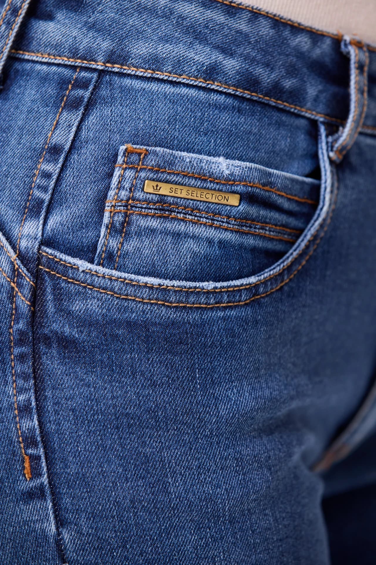 SHORT CURTO COM DETALHE NA COST 1