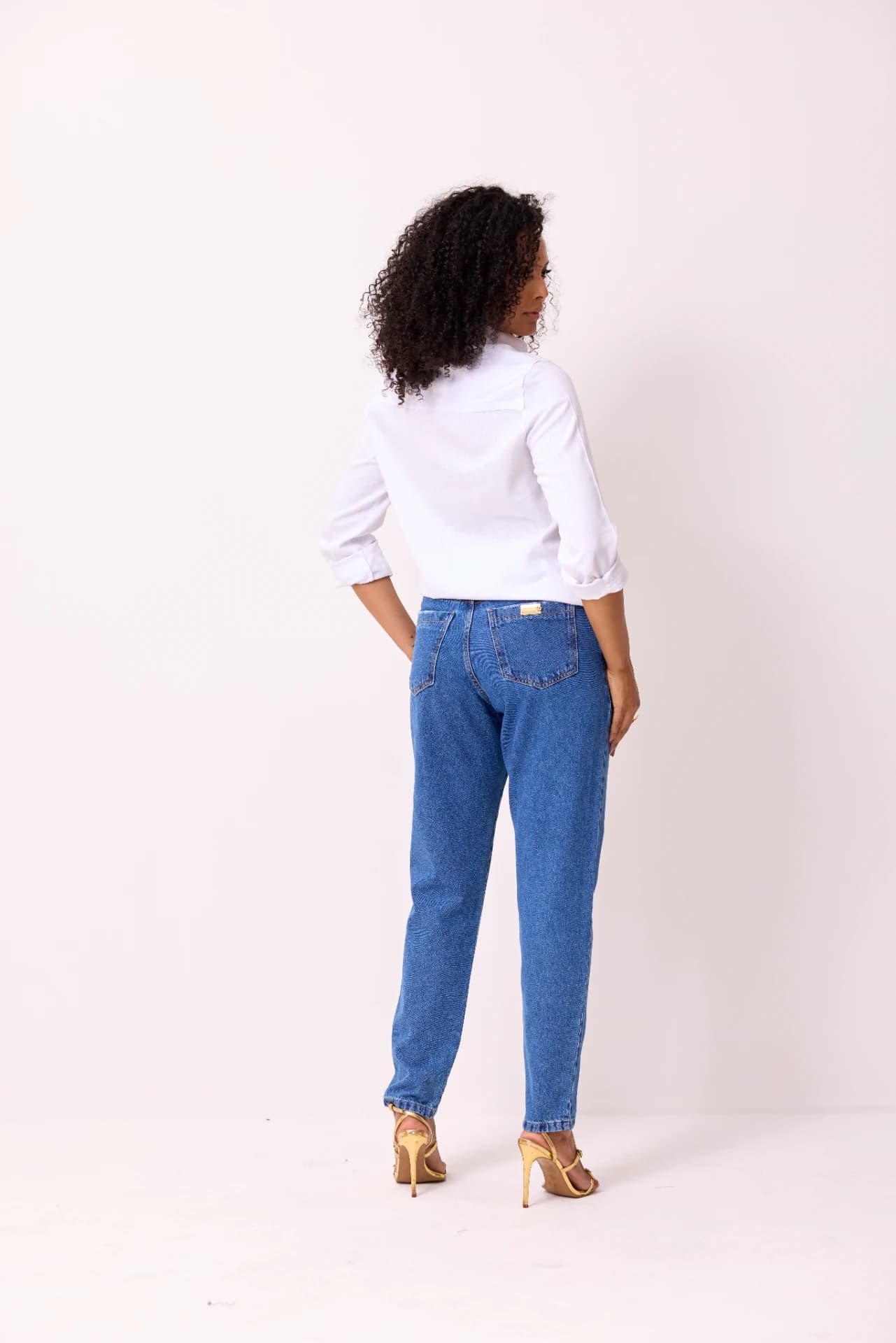 CALÇA MOM C/ CINTO E PENCES 2